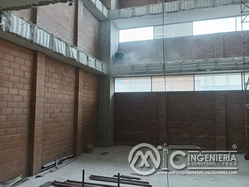 Andamios y trabajos en altura para rampas vehiculares estructura acceso en Bogotá, Colombia. Montajes, Ingeniería y Construcción MIC SAS.