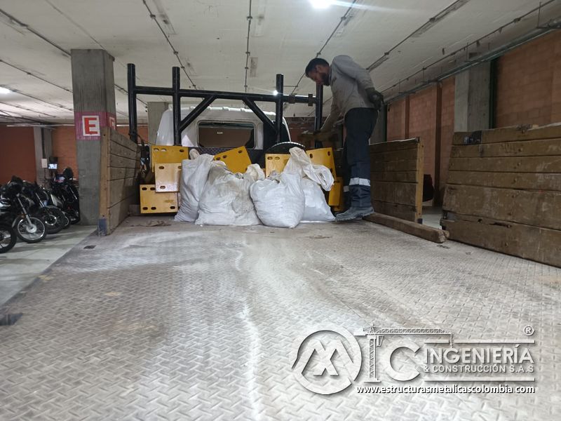 Andamios y trabajos en altura para rampas vehiculares estructura acceso en Bogotá, Colombia. Montajes, Ingeniería y Construcción MIC SAS.