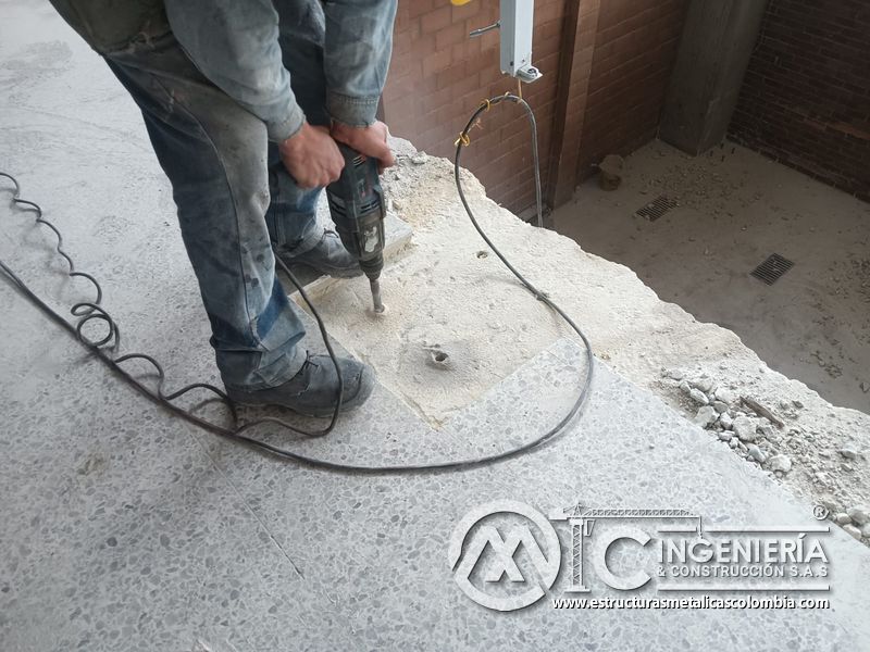 Andamios y trabajos en altura para rampas vehiculares metálica acceso en Bogotá, Colombia. Montajes, Ingeniería y Construcción MIC SAS.