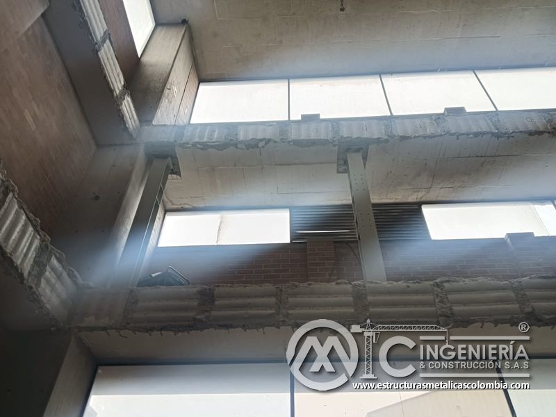 Andamios y trabajos en altura para rampas vehiculares metálica acceso en Bogotá, Colombia. Montajes, Ingeniería y Construcción MIC SAS.