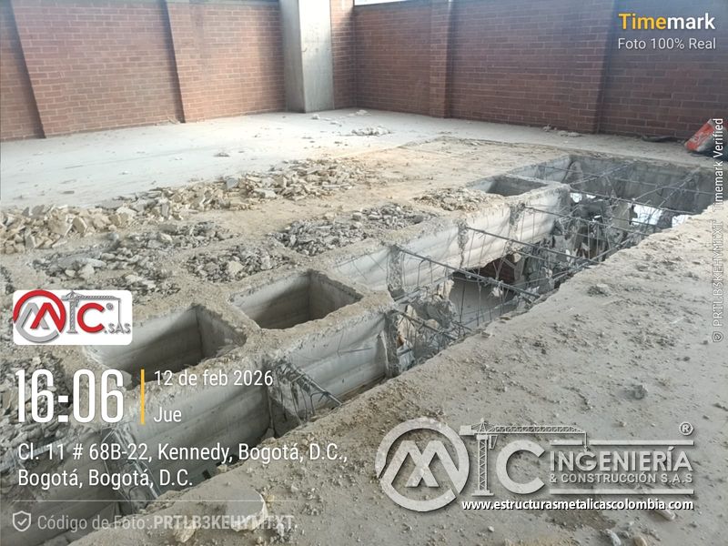 Andamios y trabajos en altura para rampas vehiculares obra civil acceso en Bogotá, Colombia. Montajes, Ingeniería y Construcción MIC SAS.