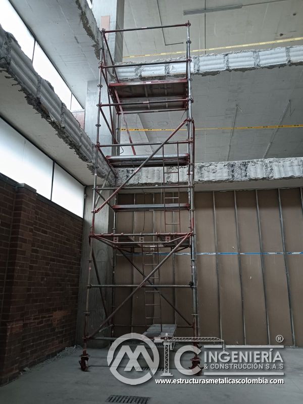 Andamios y trabajos en altura para rampas vehiculares obra civil acceso en Bogotá, Colombia. Montajes, Ingeniería y Construcción MIC SAS.