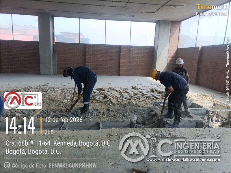 Andamios y trabajos en altura para rampas vehiculares vehicular acceso en Bogotá, Colombia. Montajes, Ingeniería y Construcción MIC SAS.