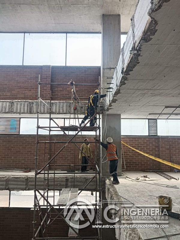 Andamios y trabajos en altura para rampas vehiculares vehicular acceso en Bogotá, Colombia. Montajes, Ingeniería y Construcción MIC SAS.