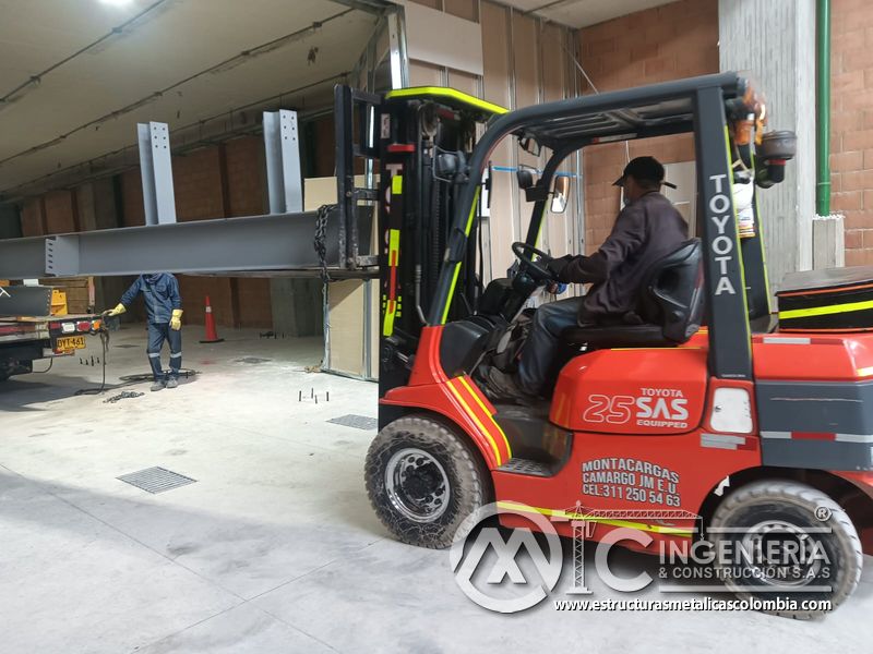 Andamios y trabajos en altura para rampas vehiculares vehicular acceso en Bogotá, Colombia. Montajes, Ingeniería y Construcción MIC SAS.