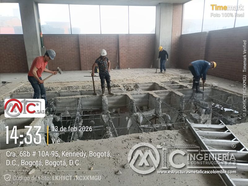 Apertura de fosas en concreto para rampas vehiculares edificio concreto en Bogotá, Colombia. Montajes, Ingeniería y Construcción MIC SAS.