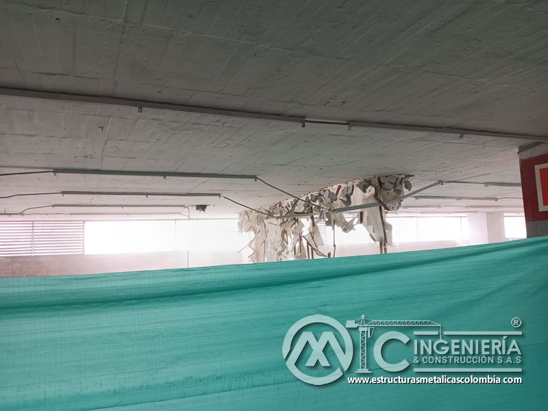 Cerramiento y protección de área para rampas vehiculares concreto en Bogotá, Colombia. Montajes, Ingeniería y Construcción MIC SAS.