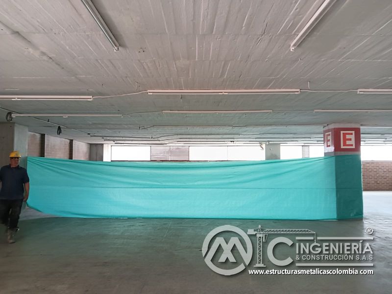 Cerramiento y protección de área para rampas vehiculares edificio en Bogotá, Colombia. Montajes, Ingeniería y Construcción MIC SAS.