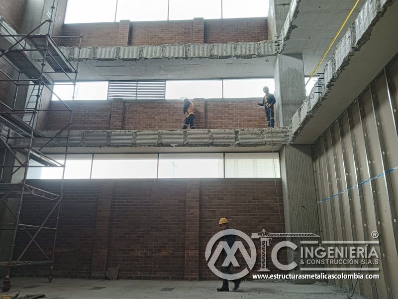 Corte de losa existente para instalación de rampas acceso vehicular en Bogotá, Colombia. Montajes, Ingeniería y Construcción MIC SAS.