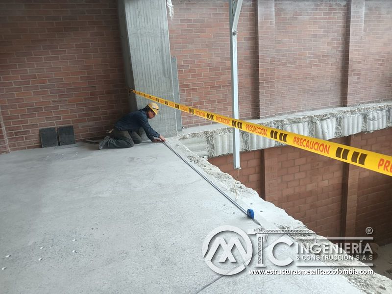 Corte de losa existente para instalación de rampas comercial obra civil en Bogotá, Colombia. Montajes, Ingeniería y Construcción MIC SAS.