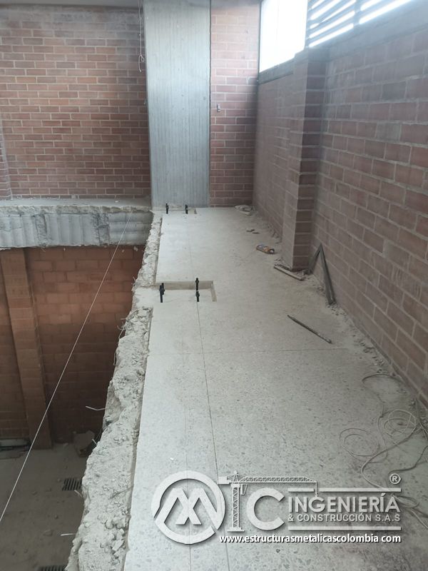 Corte de losa existente para instalación de rampas concreto metálica en Bogotá, Colombia. Montajes, Ingeniería y Construcción MIC SAS.