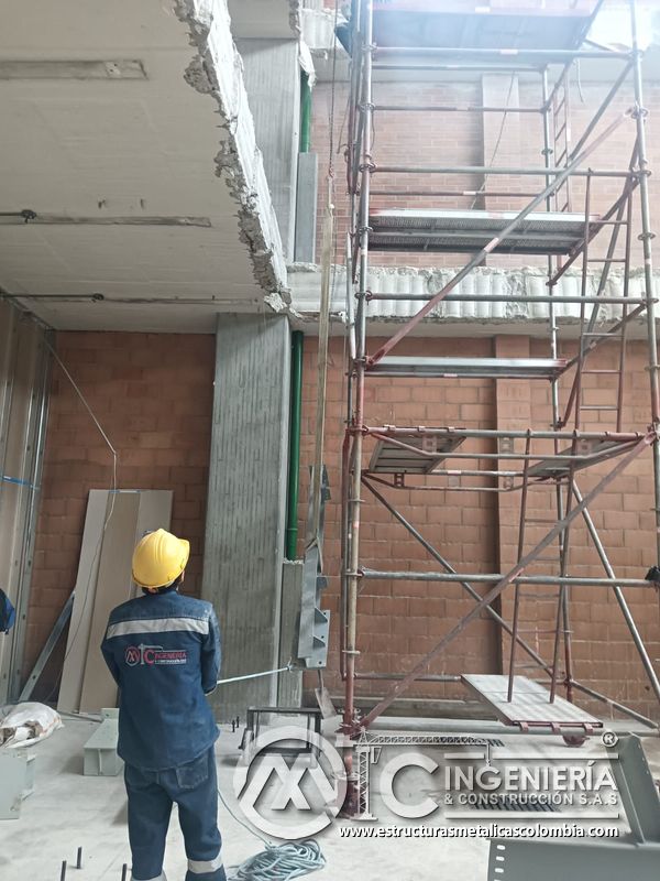 Corte de losa existente para instalación de rampas concreto metálica en Bogotá, Colombia. Montajes, Ingeniería y Construcción MIC SAS.