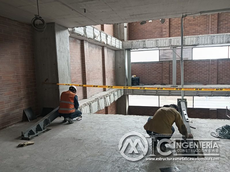 Corte de losa existente para instalación de rampas parqueadero edificio en Bogotá, Colombia. Montajes, Ingeniería y Construcción MIC SAS.