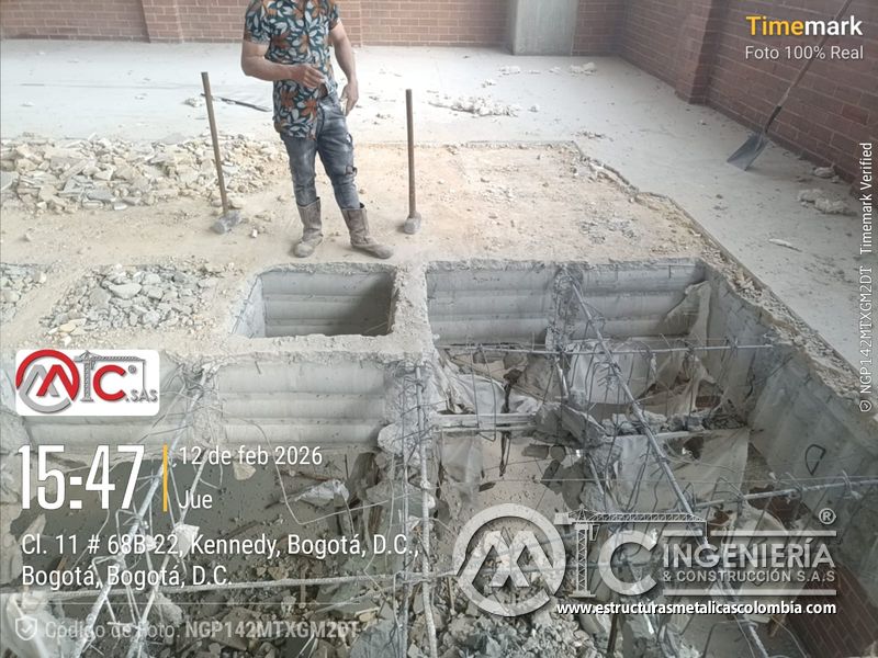Corte de losa existente para instalación de rampas seguridad estructura en Bogotá, Colombia. Montajes, Ingeniería y Construcción MIC SAS.
