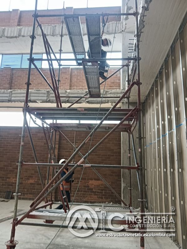 Corte de losa existente para instalación de rampas seguridad estructura en Bogotá, Colombia. Montajes, Ingeniería y Construcción MIC SAS.
