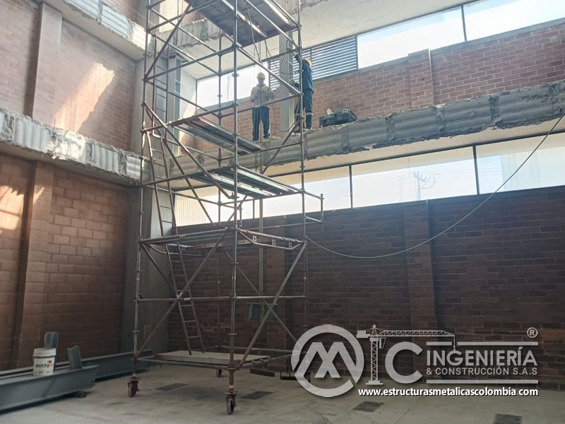 Corte de losa existente para instalación de rampas seguridad estructura en Bogotá, Colombia. Montajes, Ingeniería y Construcción MIC SAS.