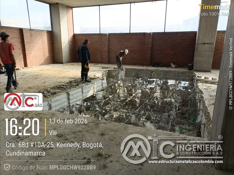 Demolición de losa y huecos para rampas en parqueadero acceso vehicular en Bogotá, Colombia. Montajes, Ingeniería y Construcción MIC SAS.