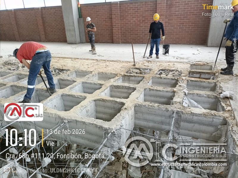 Demolición de losa y huecos para rampas en parqueadero concreto acceso en Bogotá, Colombia. Montajes, Ingeniería y Construcción MIC SAS.