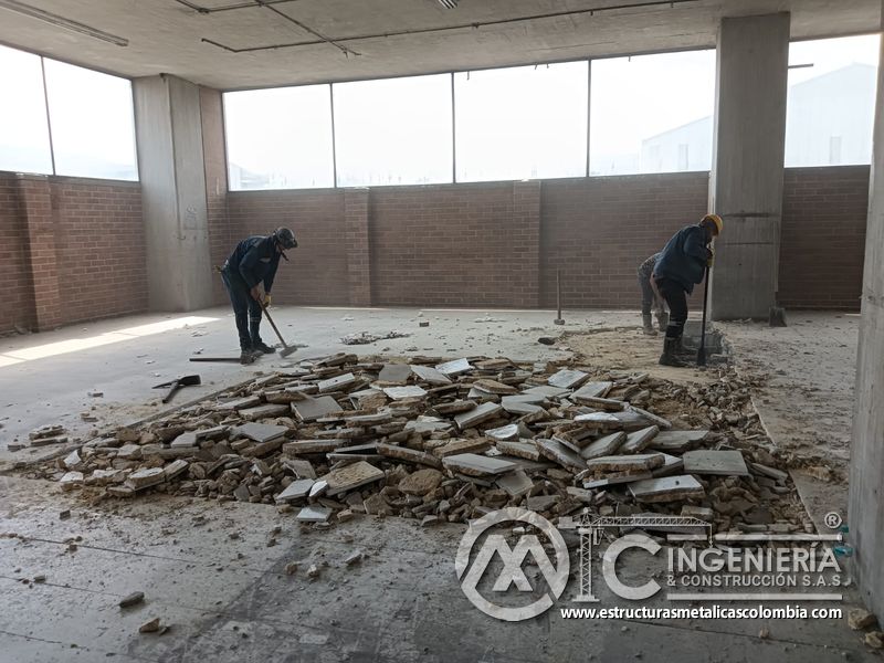 Demolición de piso de concreto para rampas vehiculares estructura en Bogotá, Colombia. Montajes, Ingeniería y Construcción MIC SAS.