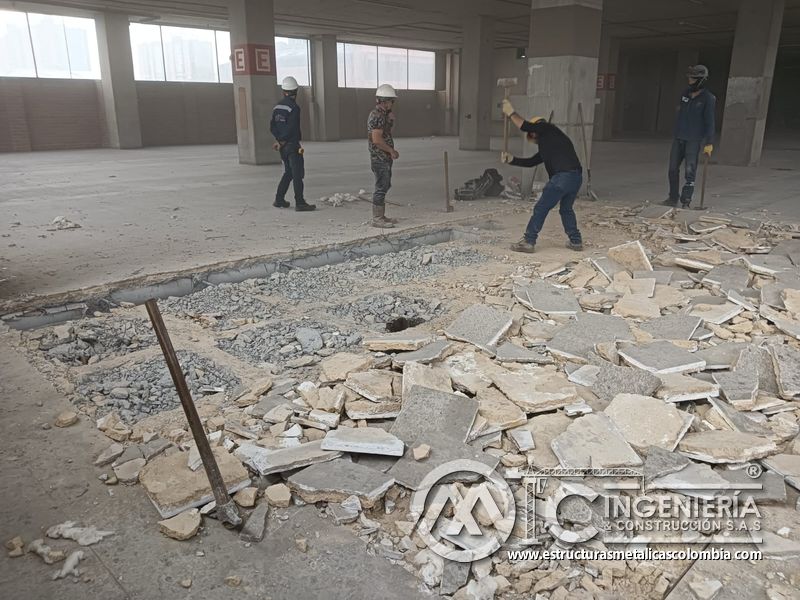 Demolición de piso de concreto para rampas vehiculares parqueadero en Bogotá, Colombia. Montajes, Ingeniería y Construcción MIC SAS.