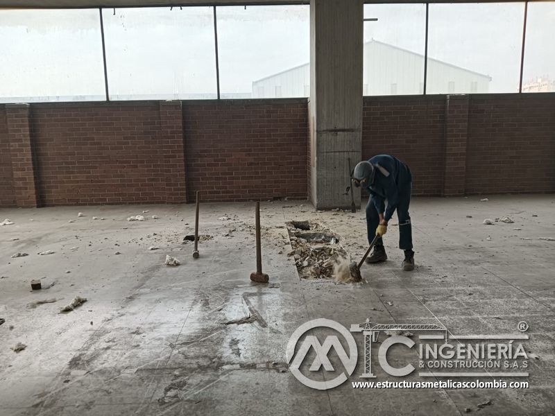 Estado inicial parqueadero para construcción rampas vehiculares acceso en Bogotá, Colombia. Montajes, Ingeniería y Construcción MIC SAS.