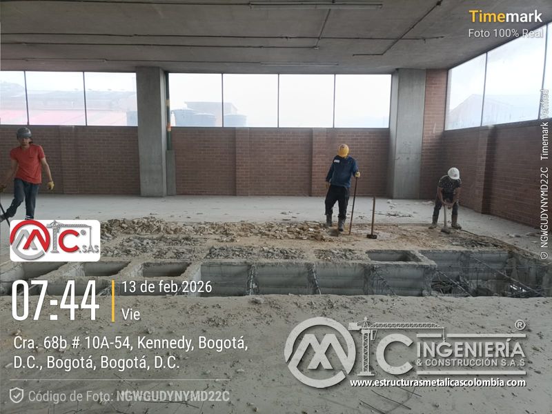Excavacion y retiro de escombros para rampas de parqueadero acceso en Bogotá, Colombia. Montajes, Ingeniería y Construcción MIC SAS.
