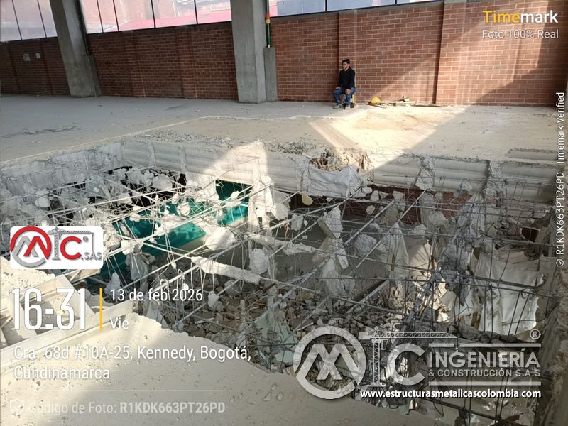 Excavacion y retiro de escombros para rampas de parqueadero comercial en Bogotá, Colombia. Montajes, Ingeniería y Construcción MIC SAS.