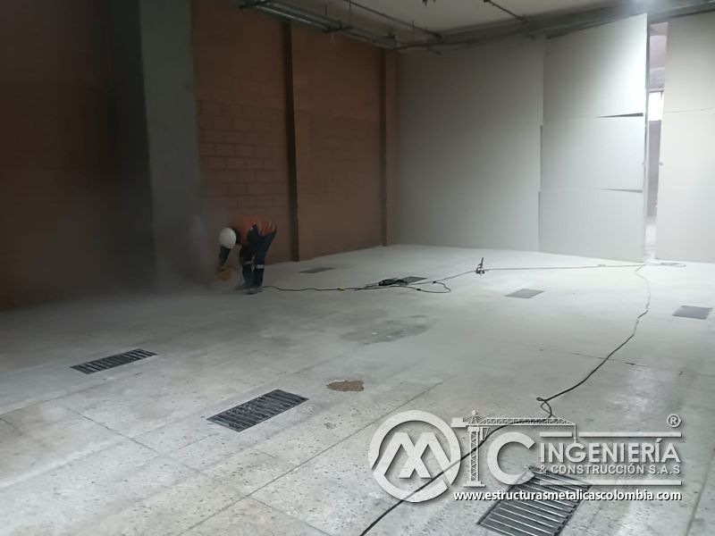Marcacion de piso concreto para construcción rampas vehiculares acceso en Bogotá, Colombia. Montajes, Ingeniería y Construcción MIC SAS.