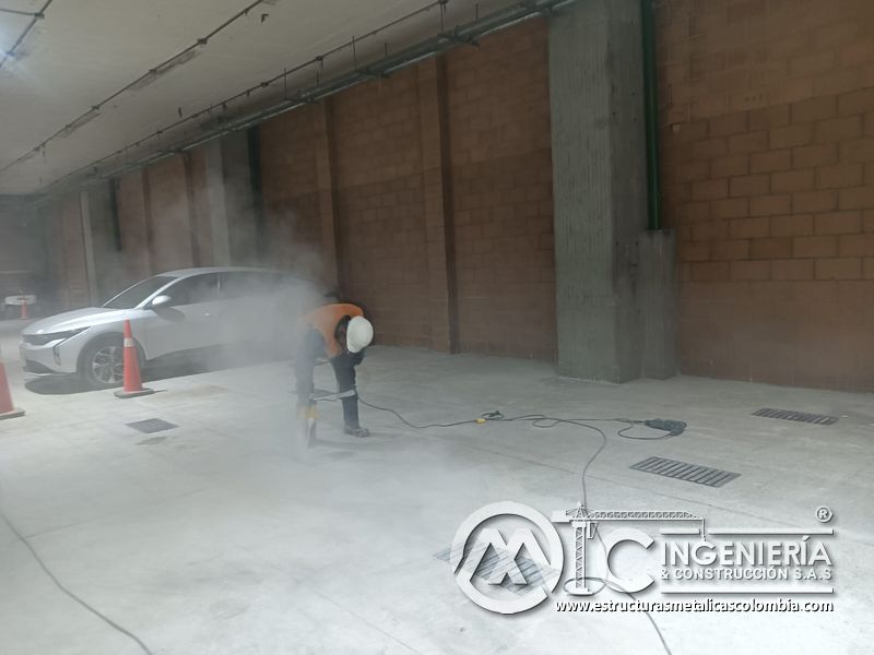 Marcacion de piso concreto para construcción rampas vehiculares acceso en Bogotá, Colombia. Montajes, Ingeniería y Construcción MIC SAS.