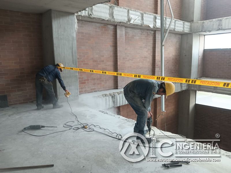 Perforación y anclajes en concreto para rampas de parqueadero acceso en Bogotá, Colombia. Montajes, Ingeniería y Construcción MIC SAS.