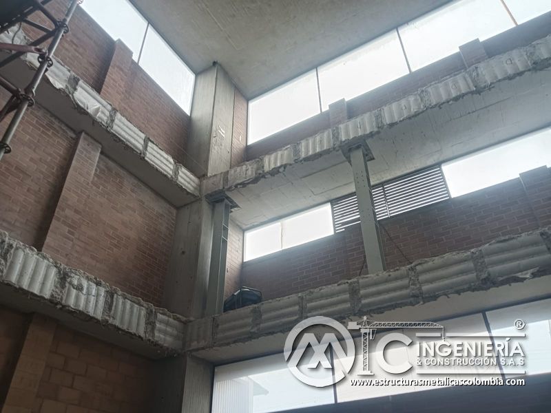 Perforación y anclajes en concreto para rampas de parqueadero acceso en Bogotá, Colombia. Montajes, Ingeniería y Construcción MIC SAS.