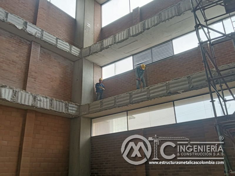 Perforación y anclajes en concreto para rampas de parqueadero concreto en Bogotá, Colombia. Montajes, Ingeniería y Construcción MIC SAS.