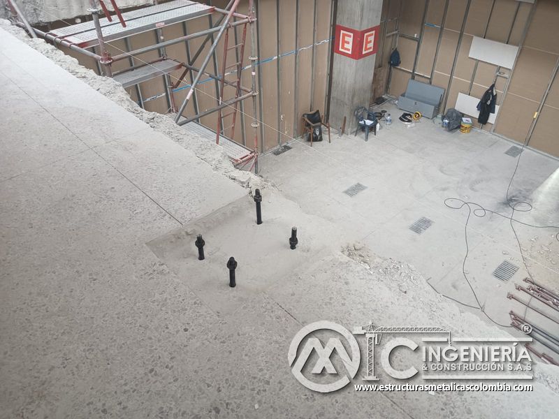 Perforación y anclajes en concreto para rampas de parqueadero seguridad en Bogotá, Colombia. Montajes, Ingeniería y Construcción MIC SAS.
