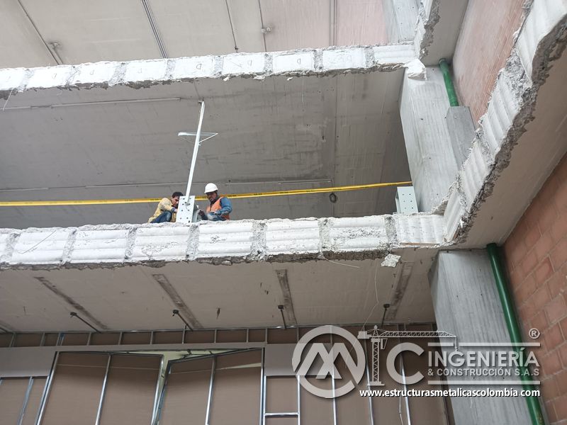 Perforación y anclajes en concreto para rampas de parqueadero seguridad en Bogotá, Colombia. Montajes, Ingeniería y Construcción MIC SAS.