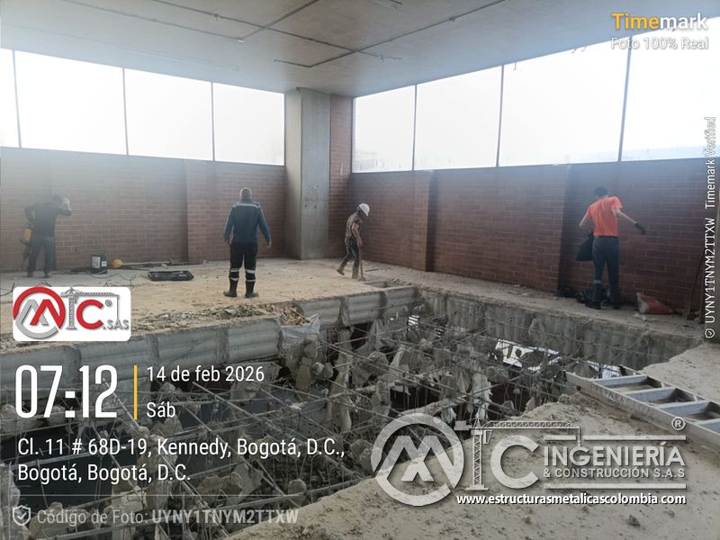 Picado de placa de concreto para apertura de rampas comercial edificio en Bogotá, Colombia. Montajes, Ingeniería y Construcción MIC SAS.
