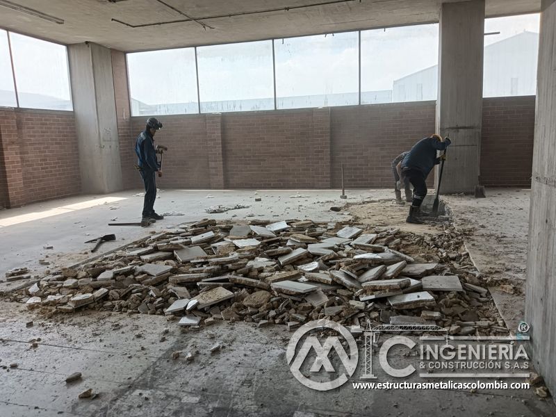 Picado de placa de concreto para apertura de rampas concreto metálica en Bogotá, Colombia. Montajes, Ingeniería y Construcción MIC SAS.