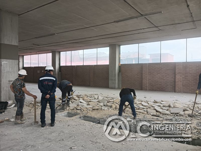 Picado de placa de concreto para apertura de rampas edificio seguridad en Bogotá, Colombia. Montajes, Ingeniería y Construcción MIC SAS.