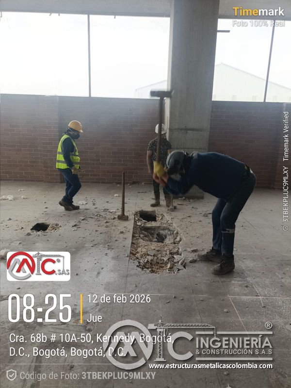 Picado de placa de concreto para apertura de rampas metálica acceso en Bogotá, Colombia. Montajes, Ingeniería y Construcción MIC SAS.