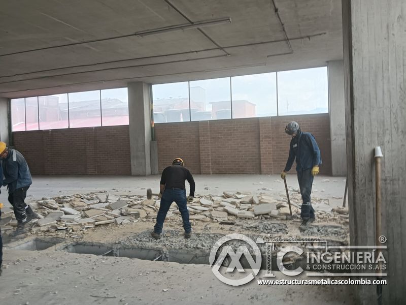 Preparación área parqueadero para rampas vehiculares concreto en Bogotá, Colombia. Montajes, Ingeniería y Construcción MIC SAS.