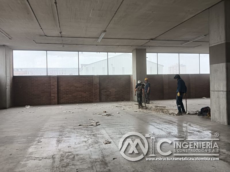 Preparación área parqueadero para rampas vehiculares concreto edificio en Bogotá, Colombia. Montajes, Ingeniería y Construcción MIC SAS.