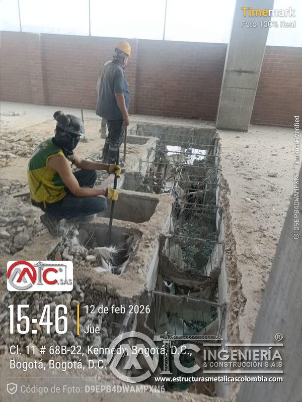 Preparación de bordes y apoyos para rampas vehiculares edificio acceso en Bogotá, Colombia. Montajes, Ingeniería y Construcción MIC SAS.