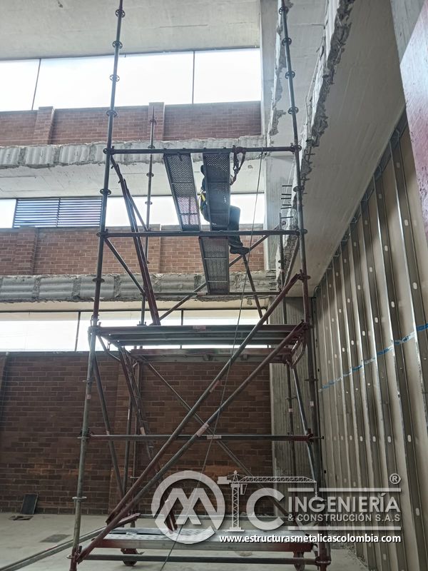 Preparación de bordes y apoyos para rampas vehiculares edificio acceso en Bogotá, Colombia. Montajes, Ingeniería y Construcción MIC SAS.