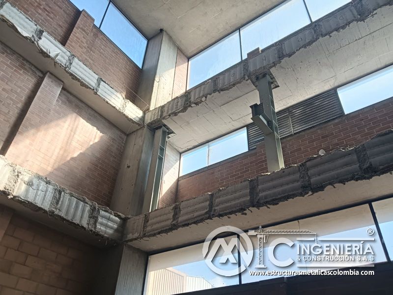 Preparación de bordes y apoyos para rampas vehiculares edificio acceso en Bogotá, Colombia. Montajes, Ingeniería y Construcción MIC SAS.