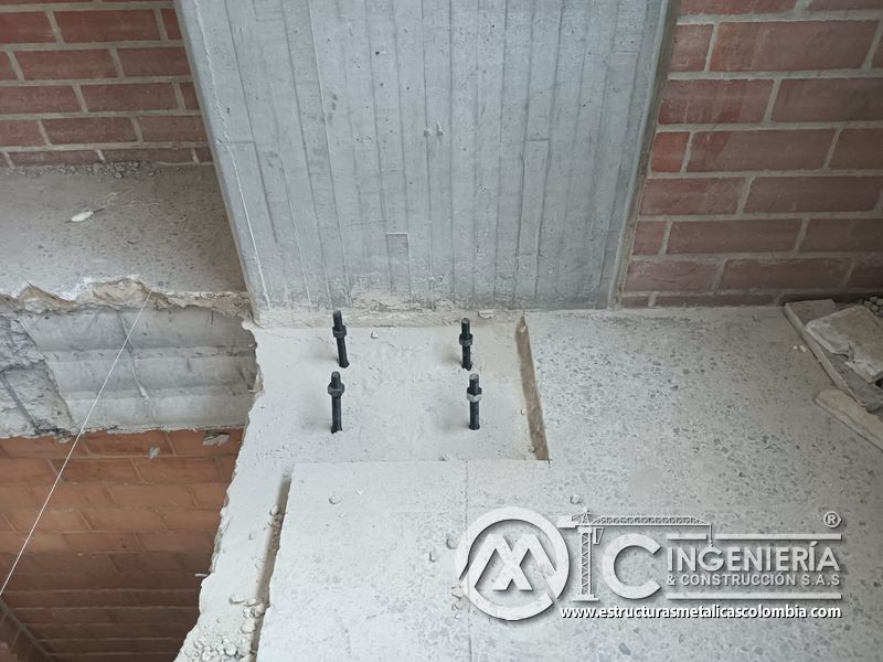 Preparación de bordes y apoyos para rampas vehiculares estructura en Bogotá, Colombia. Montajes, Ingeniería y Construcción MIC SAS.