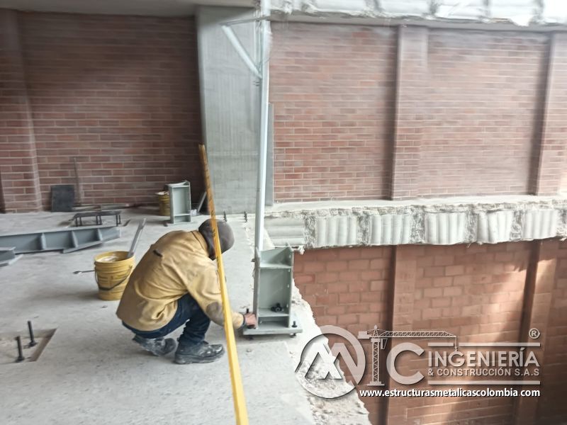 Preparación de bordes y apoyos para rampas vehiculares estructura en Bogotá, Colombia. Montajes, Ingeniería y Construcción MIC SAS.