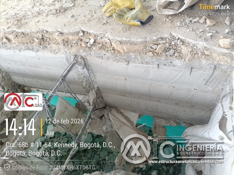 Preparación de bordes y apoyos para rampas vehiculares metálica acceso en Bogotá, Colombia. Montajes, Ingeniería y Construcción MIC SAS.