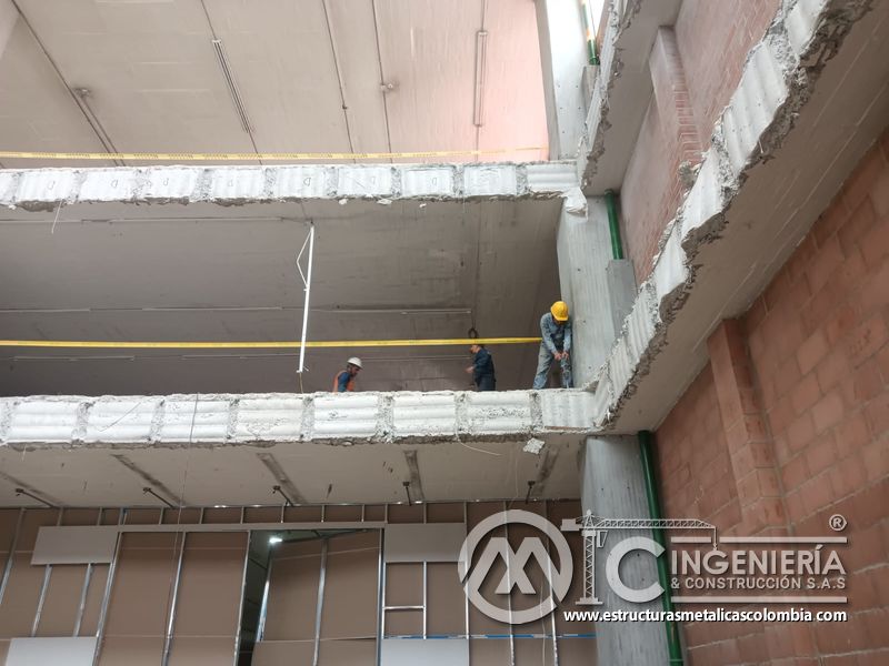 Preparación de bordes y apoyos para rampas vehiculares metálica acceso en Bogotá, Colombia. Montajes, Ingeniería y Construcción MIC SAS.