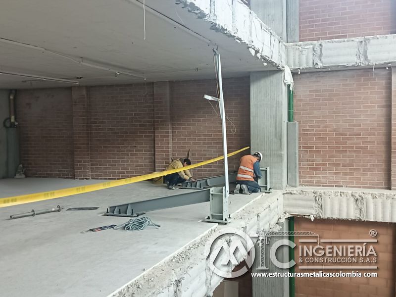 Preparación de bordes y apoyos para rampas vehiculares obra civil en Bogotá, Colombia. Montajes, Ingeniería y Construcción MIC SAS.