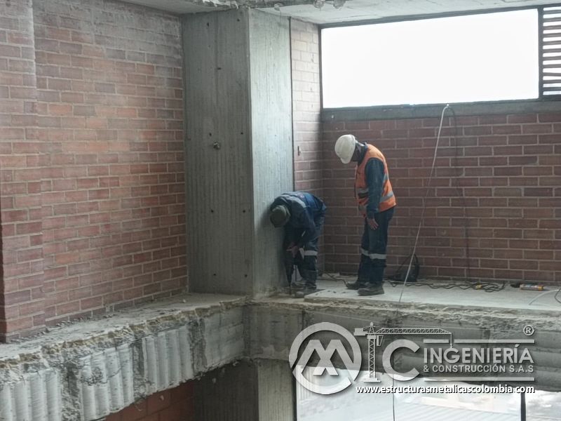 Preparación de bordes y apoyos para rampas vehiculares vehicular acceso en Bogotá, Colombia. Montajes, Ingeniería y Construcción MIC SAS.