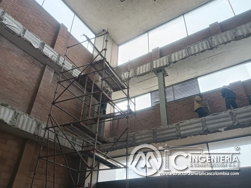 Preparación de bordes y apoyos para rampas vehiculares vehicular acceso en Bogotá, Colombia. Montajes, Ingeniería y Construcción MIC SAS.